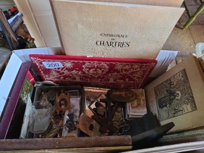 une boîte remplie de livres et une paire de ciseaux posés sur une table