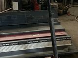 une photo d'un homme travaillant sur une machine dans un garage