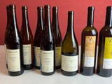 six bouteilles de vin sont alignées sur une table