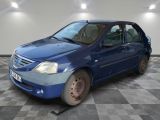 une voiture bleue garée dans un garage