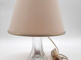 une lampe posée sur une table à côté d'un abat-jour