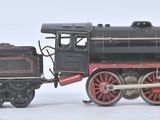 un petit train posé sur une surface blanche
