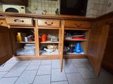 une armoire en bois avec des tiroirs et un micro-ondes à l'intérieur
