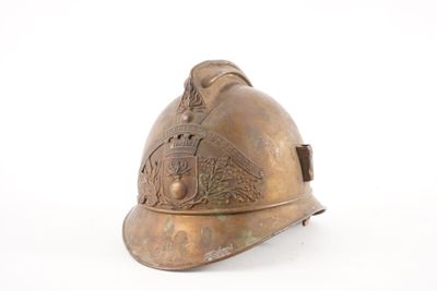 un casque de pompier en bronze sur fond blanc