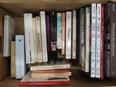 une boîte pleine de livres posés les uns sur les autres