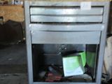 une image d'un établi dans un garage avec des outils dessus
