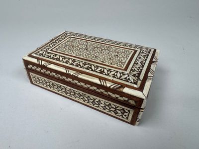 boîte incrustée de nacre avec des incrustations