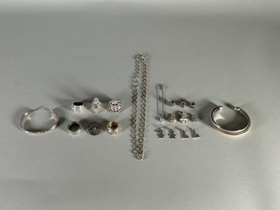 a lot of different rings and rings on the table
