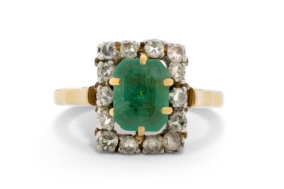 une bague à grappes d'émeraudes et de diamants