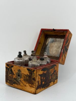 une petite boîte en bois contenant trois bouteilles