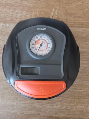 une horloge noire et orange posée sur une table