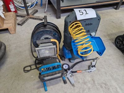 de nombreux outils qui traînent par terre dans le garage