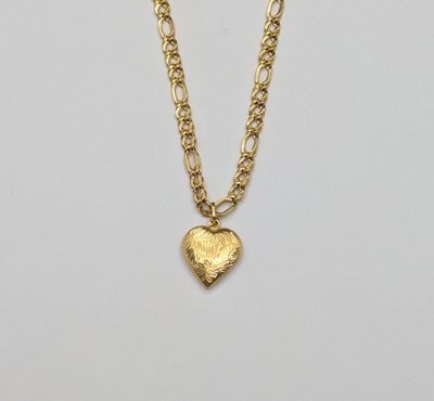un collier en or avec un pendentif en forme de cœur au bout d'une chaîne
