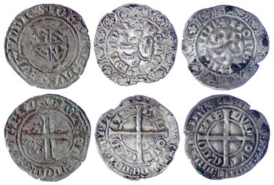 six pièces d'argent ornées d'une croix et d'une croix au centre