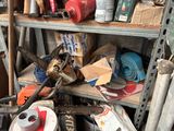 un tas d'objets divers posés sur une étagère dans un garage