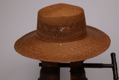 un chapeau posé sur une table