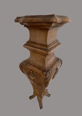 une table en bois sur laquelle est posé un vase