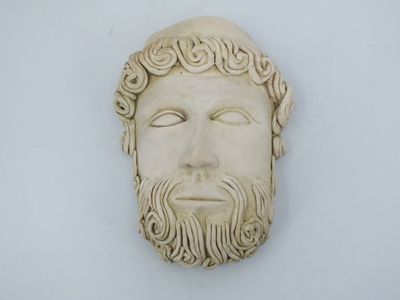 une statue représentant un homme barbu, accrochée à un mur