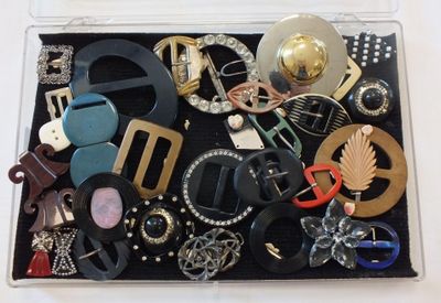 une boîte contenant de nombreux types de ceintures et de boucles