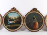 quatre tableaux encadrés représentant des oiseaux et un oiseau sur fond blanc