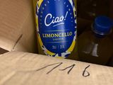 une personne en train d'ouvrir une boîte en carton contenant une bouteille de limonade