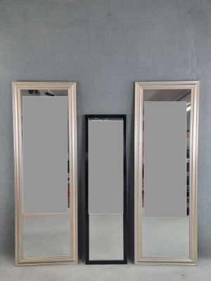 trois miroirs posés contre un mur