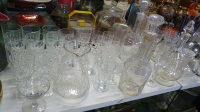 beaucoup de verres et de vases posés sur une table