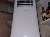 un climatiseur blanc posé sur une étagère dans une pièce