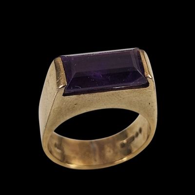 une image représentant une bague en or sertie d'une pierre d'améthorate