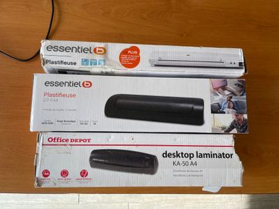 deux boîtes contenant des appareils électroniques posées sur une table en bois