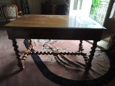 une table dont le plateau est en bois