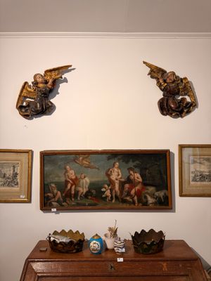 trois statues accrochées au mur au-dessus d'une commode dans une pièce
