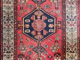 un tapis rouge et bleu orné d'un motif en forme de diamant