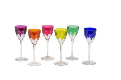six verres à vin de couleurs différentes sont alignés