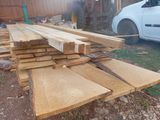 de nombreuses pièces de bois empilées les unes sur les autres