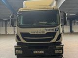 un camion qui est garé à l'intérieur d'un bâtiment