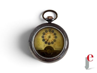 une horloge accrochée au mur