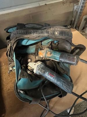 un sac contenant des outils, posé par terre