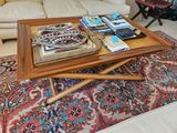une table basse sur laquelle est posé un plateau, dans un salon
