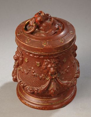 Pot, en forme d'urne antique brune, à décor, sur le corps, d…