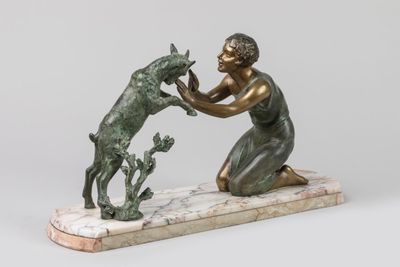 statue en bronze représentant une femme et un chien, posée sur un socle en marbre