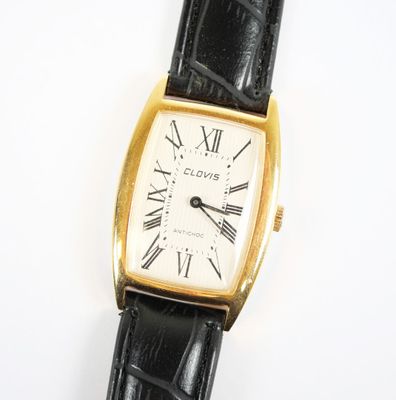 une image d'un gros plan d'une montre-bracelet avec des chiffres romains