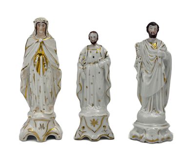 trois figurines représentant Jésus et Marie sur fond blanc