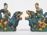 paire de figurines asiatiques représentant un homme et une femme chevauchant un dragon