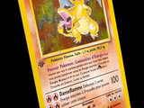 une carte Pokémon jaune sur laquelle figure l'image d'un dragon