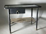une petite table surmontée d'un tiroir