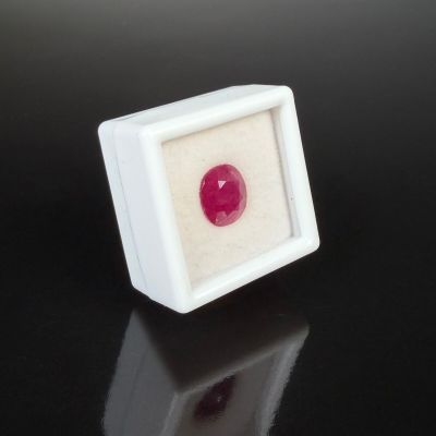 Sous boîte, un rubis de taille coussin de 4,11 cts (dim.