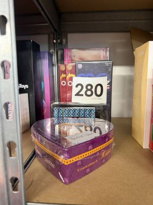 une étagère remplie de livres et une boîte avec une étiquette de prix