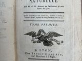 un livre sur lequel figure l'image d'un aigle