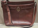 sac à main Coach en cuir marron avec des finitions dorées